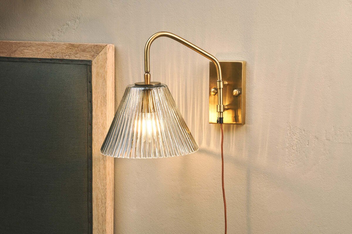 Akoli Glass Wall Lamp - Clear & Antique Brass - Image 5