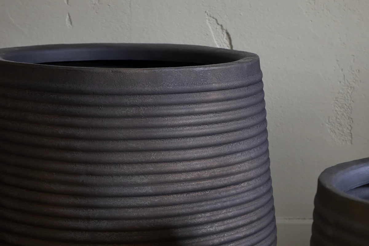 Lmaga Metal Grooved Planter - Aged Black - Image 4